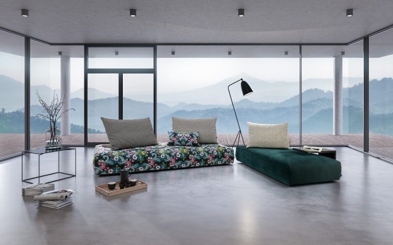 Helles Ecksofa mit verstellbaren Rückenlehnen und breiter Recamiere in modernem Wohnzimmer