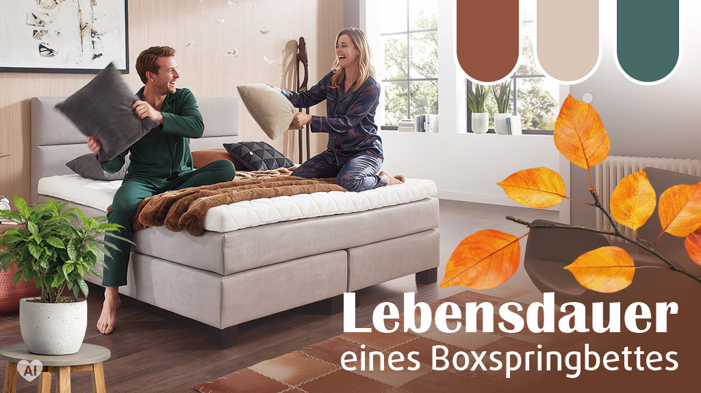 Lebensdauer eines Boxspringbettes – Paar bei einer Kissenschlacht auf einem Boxspringbett von Polstermöbel Fischer
